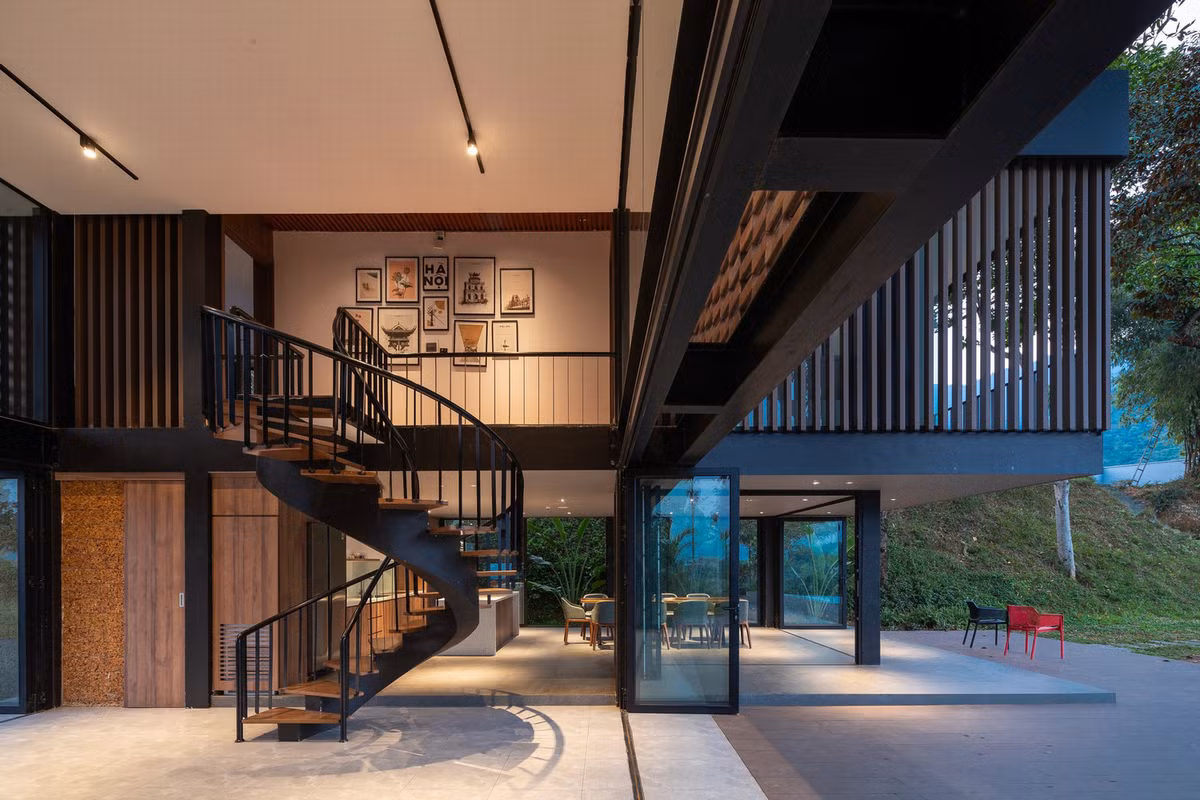Bên trong công trình, kiến trúc sư sử dụng cầu thang xoắn tạo điểm nhấn ở không gian mở.