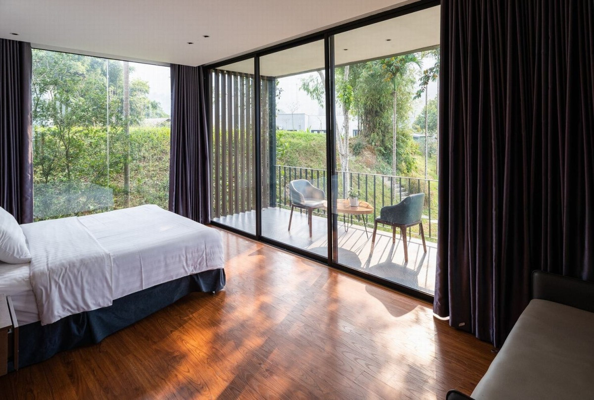 Phòng ngủ có ban công thư giãn. Nguồn ảnh: Triệu Chiến