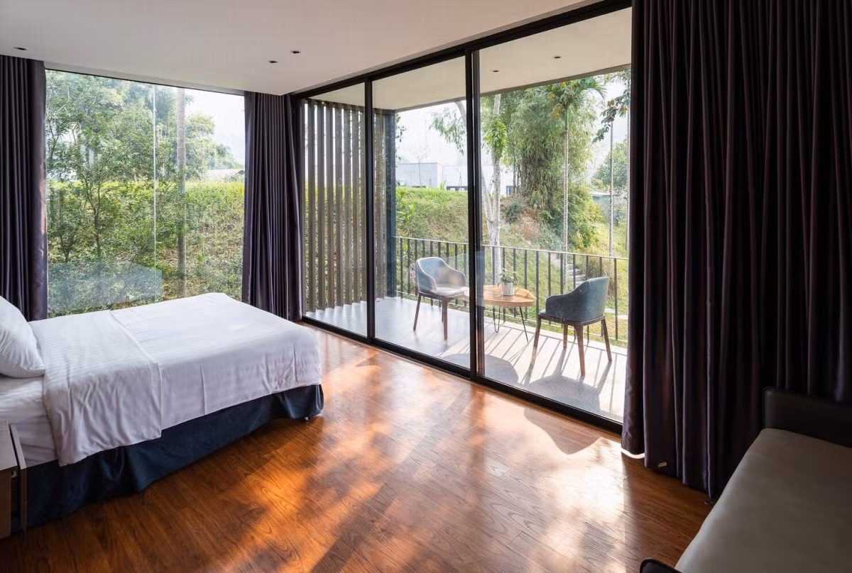 Phòng ngủ có ban công thư giãn. Nguồn ảnh: Triệu Chiến