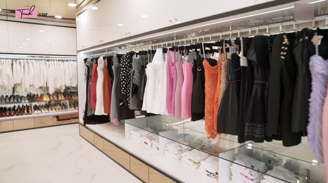 Đặc biệt, khu vực phòng chứa đồ hàng hiệu của Ngọc Trinh giống như một showroom trưng bày.