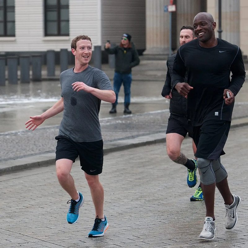 Sau đó, ông chủ Facebook bắt đầu tập thể dục. Zuckerberg từng chạy bộ 3 lần mỗi tuần nhưng giờ anh tập võ Jiu-Jitsu và MMA. Ảnh: The Guardian