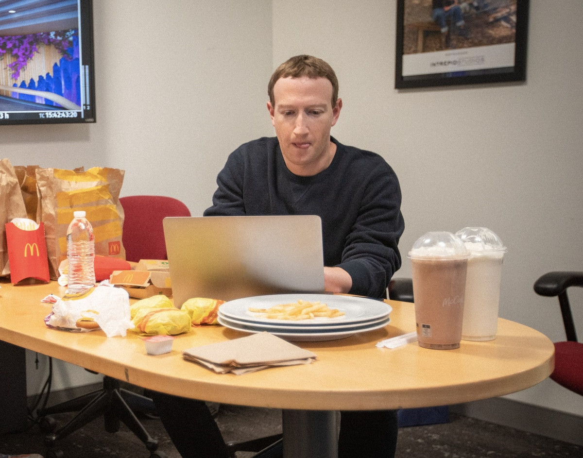 Mark Zuckerburg cũng mê đồ ăn nhanh với 20 miếng gà nugget, một hamburger, một phần khoai tây chiên lớn, một Oreo McFlurry, bánh táo, và có thể là một ít bánh mì kẹp để ăn sau... Ảnh: Digital