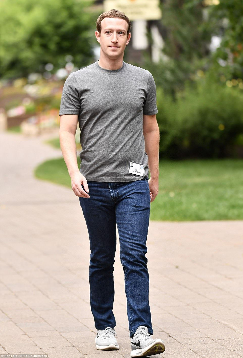 Tỷ phú Zuckerburg thường đi làm với bộ "đồng phục" quen thuộc bao gồm quần jeans, giày thể thao và áo phông xám. Ảnh: Printest