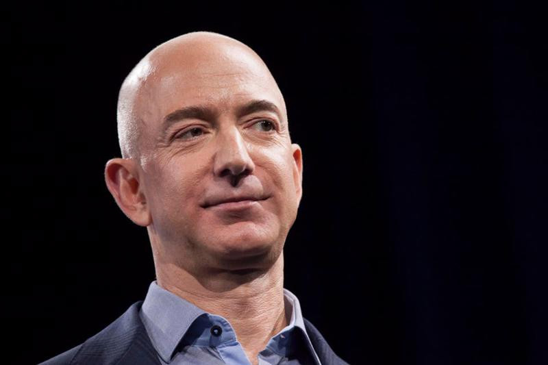 Trước khi ly hôn vợ cũ Mackenzie Scott, tỷ phú Jeff Bezos xthường dành thời gian ăn sáng với gia đình, không đặt chuông báo thức trước khi đi ngủ và tổ chức những cuộc họp bất ngờ. Ảnh: Getty