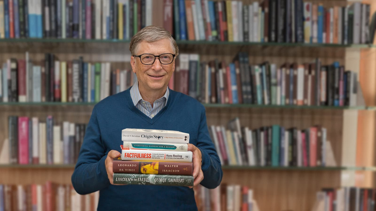 Bill Gates thường đọc tin tức mỗi sáng. Ông còn dành ra nhiều tiếng đồng hồ trong ngày để học tập thông qua việc đọc sách. Ảnh: CNBC
