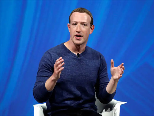 Theo tờ Business Insider, sau khi dậy lúc 8h, tỷ phú Mark Zuckerburg kiểm tra Facebook, tin nhắn WhatsApp trên điện thoại. Zuckerburg thừa nhận việc kiểm tra điện thoại đầu tiên vào buổi sáng là thói quen không tốt. Ảnh: Reuters