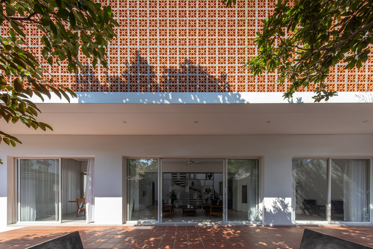 The Grand House là ngôi nhà chung dành cho đại gia đình, nơi anh chị em trở về với cha mẹ già và gắn kết với cội nguồn.