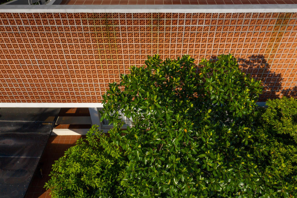 Để tăng hiệu quả che nắng tối đa cho hướng tây, kiến trúc sư sử dụng mảng tường hoa gió lớn.