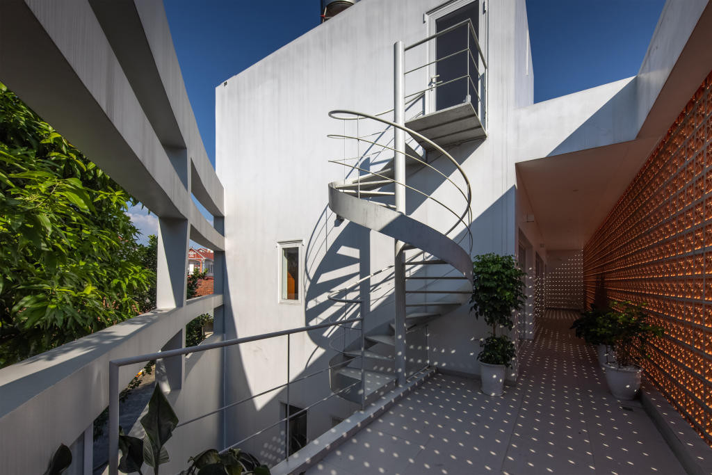 Toàn bộ vật liệu ngôi nhà sử dụng hài hoà với xung quanh nhưng vẫn mang tính hiện đại: gạch men tông màu trắng bao phủ các bức tường.