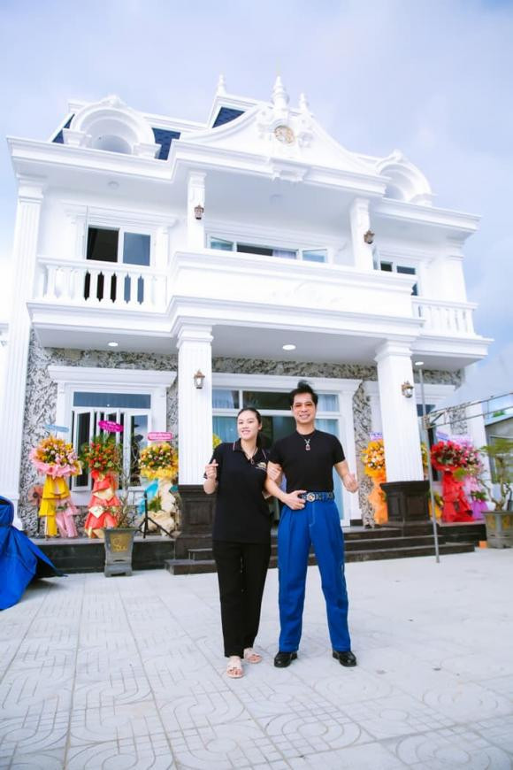 Công trình gồm 2 tầng, tổng diện tích sử dụng khoảng 500m2 bao gồm khu thờ tự và 6 phòng ngủ.