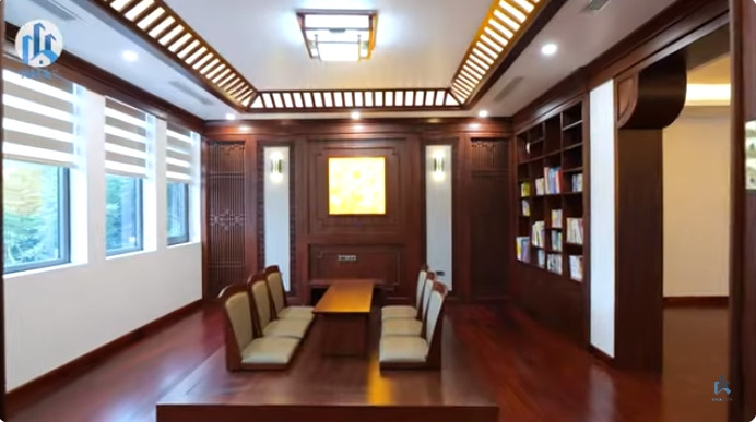 Tầng 3 là không gian của phòng trà thanh tịnh và phòng thờ đậm chất Á Đông. Nguồn ảnh: chụp màn hình NhaF