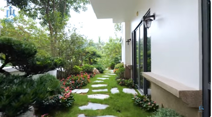 Khu vườn lát đá dọc lối đi và trồng rất nhiều cây xanh.
