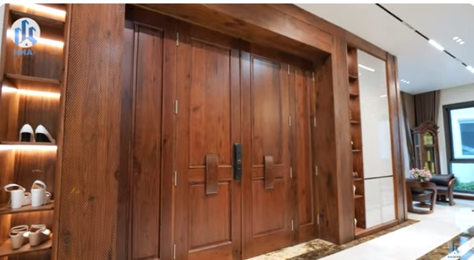 Cửa ra vào rất rộng, được làm hoàn toàn từ gỗ óc chó.