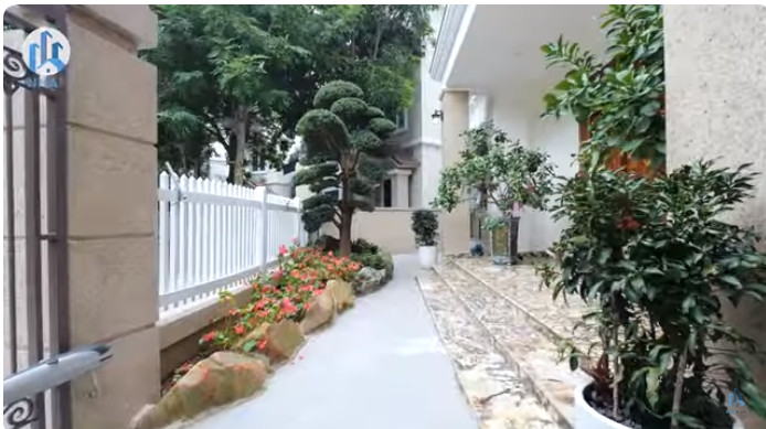 Căn biệt thự có diện tích 500 m2, được đập thông 2 căn song lập với nhau.