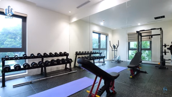Trên tầng 2 có phòng tập gym với đầy đủ thiết bị hiện đại.