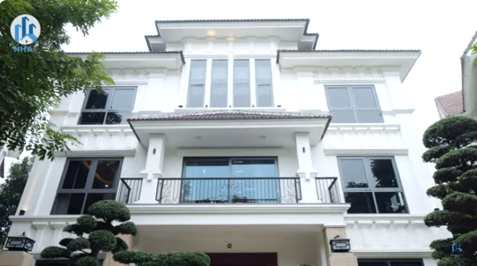 Mới đây, kênh YouTube NhaF giới thiệu căn biệt thự bề thế trong một khu dân cư cao cấp tại Hà Nội.