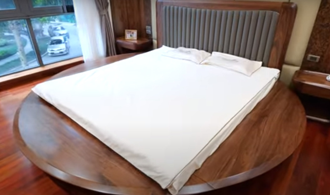 Cạnh phòng gym là phòng ngủ master với chiếc giường tròn rất rộng.