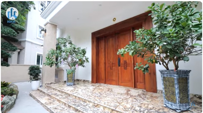 Diện tích mỗi sàn 300m2, tổng diện tích xây dựng của căn biệt thự gần 1.300m2.