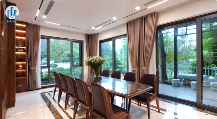 Bàn ăn rộng, đủ cho cho khoảng 8 - 10 người.