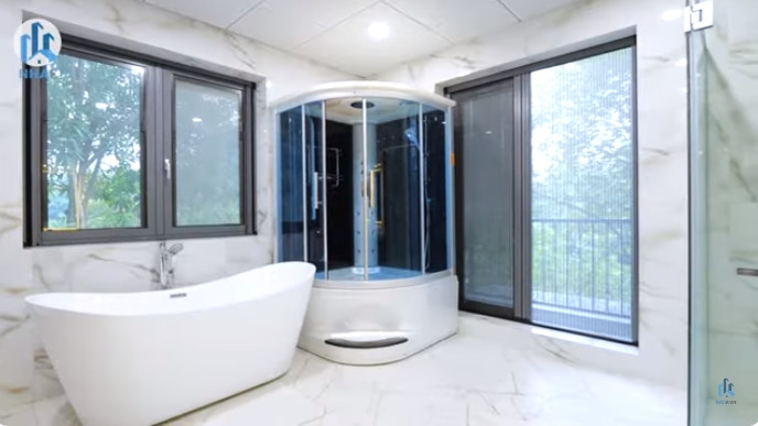 Phòng tắm trong phòng ngủ master lớn như một studio.