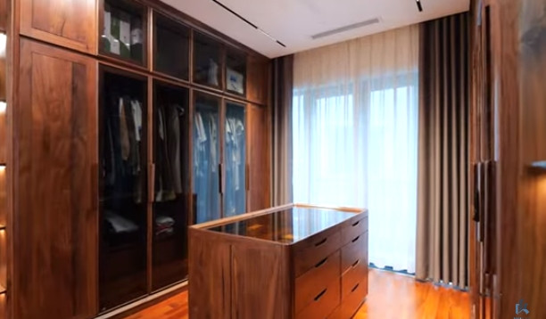 Trong phòng ngủ master còn thiết kế cả một phòng khách nhỏ, phòng chứa đồ và phòng làm việc cho gia chủ.