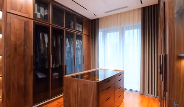 Trong phòng ngủ master còn thiết kế cả một phòng khách nhỏ, phòng chứa đồ và phòng làm việc cho gia chủ.