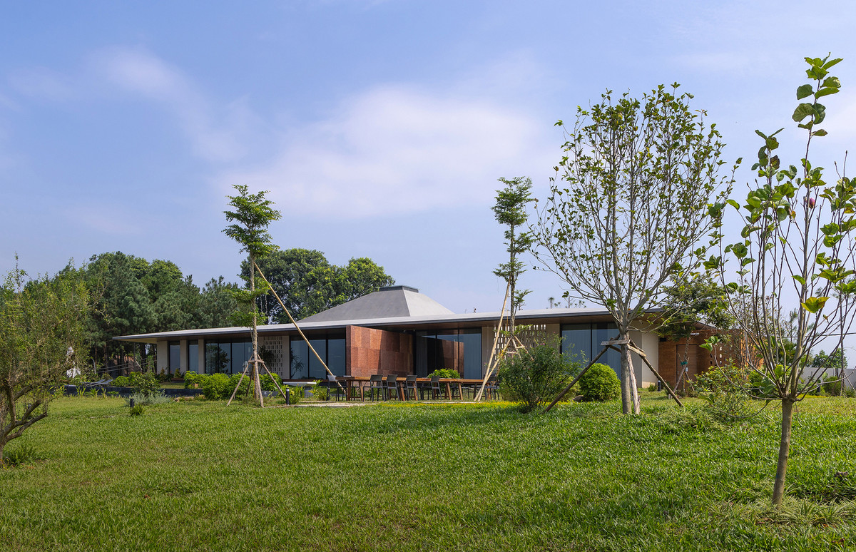 Thứ hai, sử dụng vật liệu đặc trưng của địa phương một cách hợp lý, vì đá ong là vật liệu thuần tự nhiên và hữu hạn. Tất cả xuất phát từ bối cảnh và công trình sẽ như được tự nhiên sinh ra, hòa quyện vào bức tranh thiên nhiên.