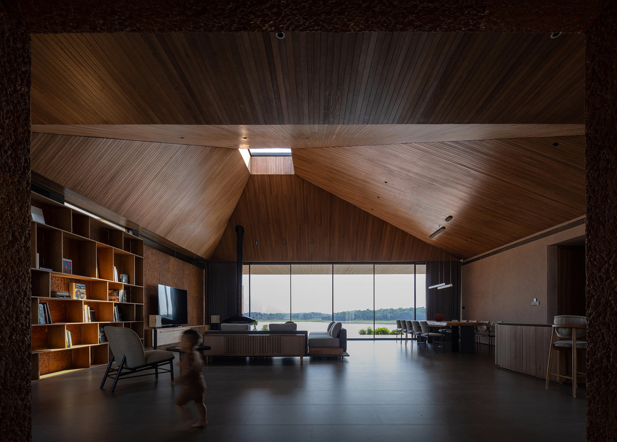 Những tấm kính lớn tối ưu hóa tầm nhìn từ bên trong nhưng các giải pháp khí hậu lại được tính toán tỉ mỉ để đảm bảo hiệu quả sử dụng năng lượng tối đa.