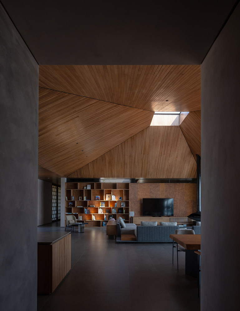 Khoảng thông tầng đặc biệt tạo ra sự tương tác của nắng, gió.