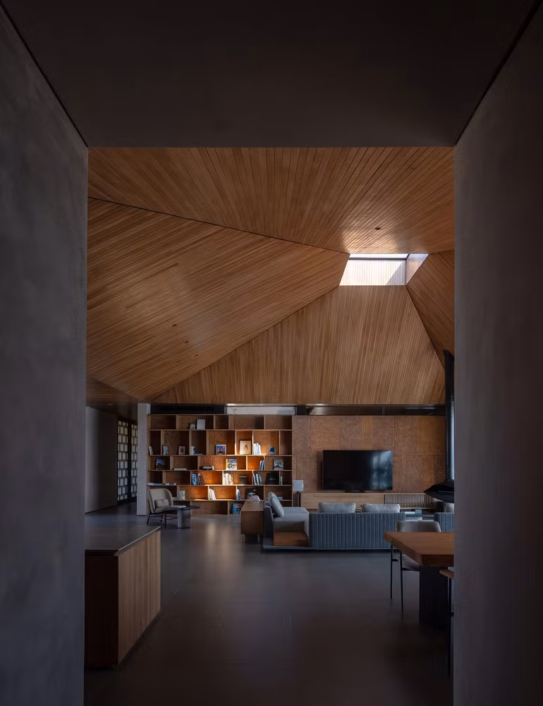 Khoảng thông tầng đặc biệt tạo ra sự tương tác của nắng, gió.