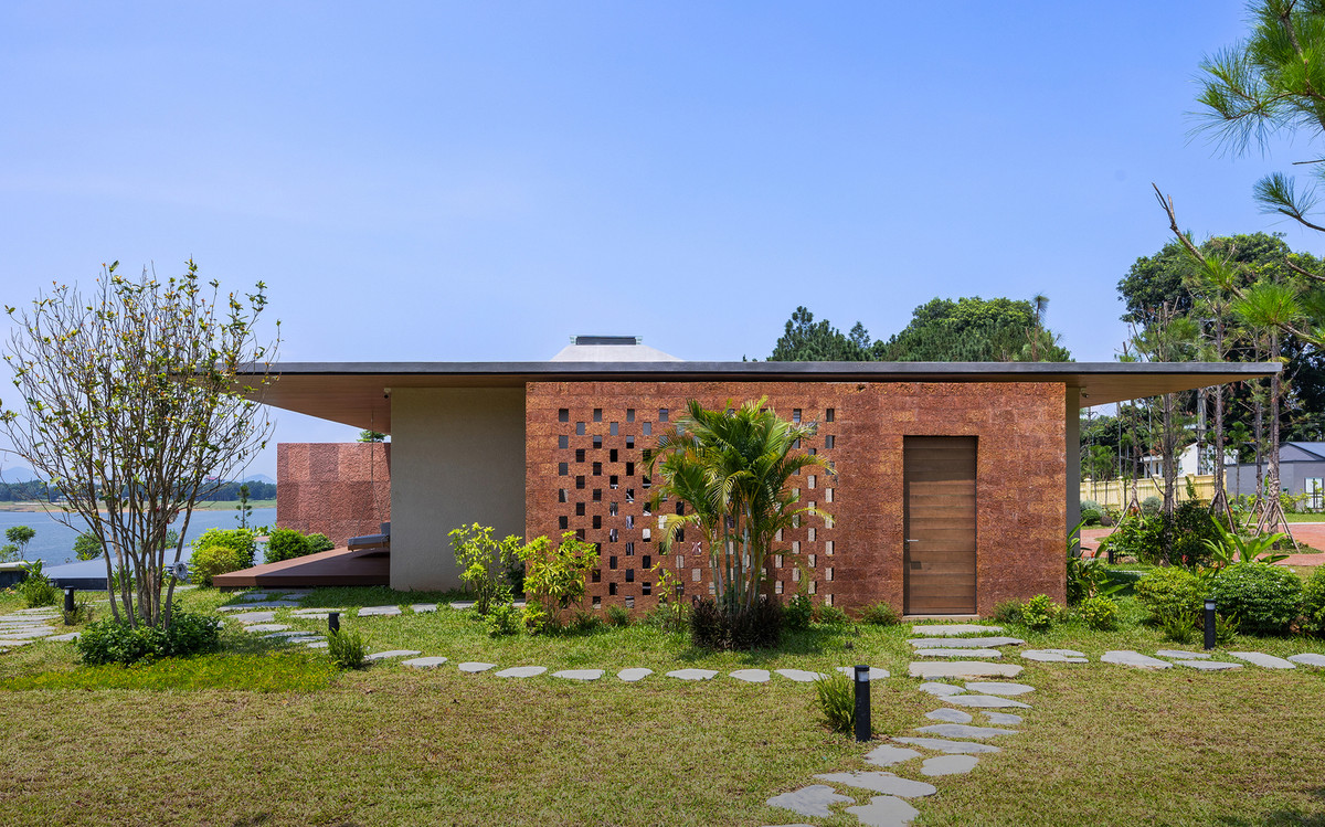 Cấu trúc sân vườn cũng được tích hợp, giống như những “mảnh vỡ” của các yếu tố tự nhiên nhỏ hơn chảy vào công trình, làm mờ đi ranh giới giữa bên trong và bên ngoài.