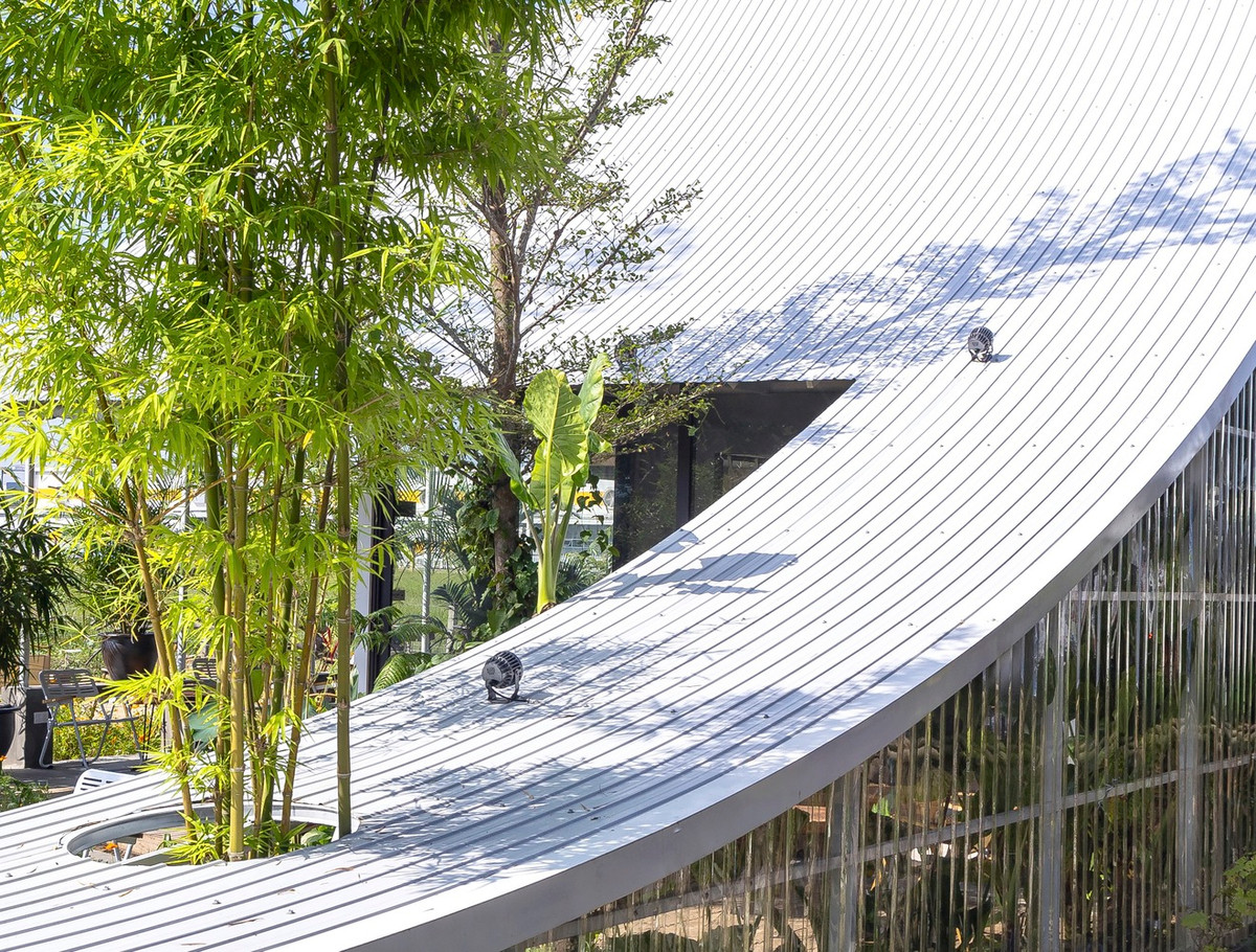 Hệ thống mái cong trải dài từ thấp đến cao thu hút thị giác, tăng thêm sức hấp dẫn và kích thích cho khách hàng trải nghiệm.