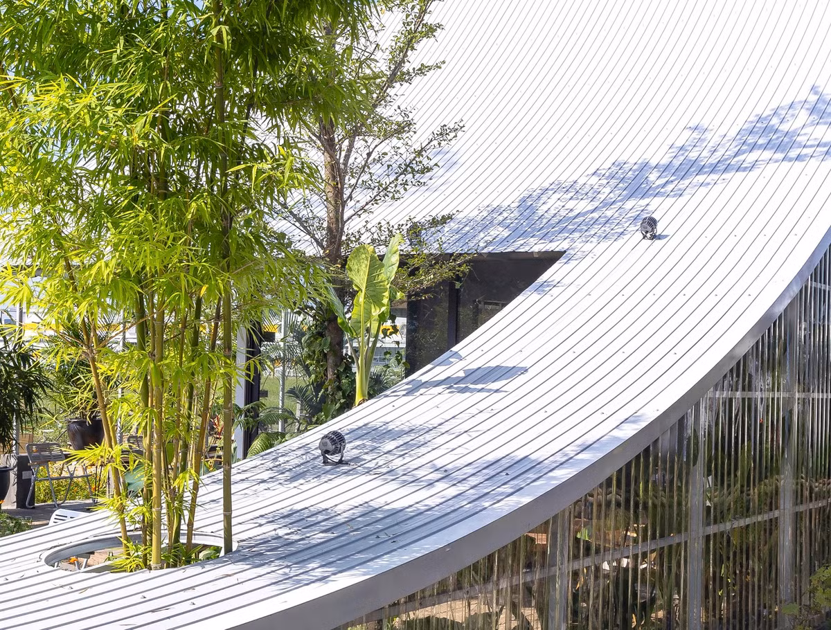 Hệ thống mái cong trải dài từ thấp đến cao thu hút thị giác, tăng thêm sức hấp dẫn và kích thích cho khách hàng trải nghiệm.