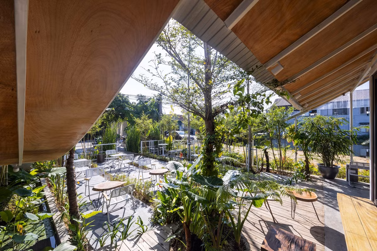 Gỗ dán tái chế được sử dụng cho trần nhà, củi thường được sử dụng để nấu ăn tại địa phương được sử dụng để trang trí không gian tạo cảm giác ấm cúng, mộc mạc và thân thiện.