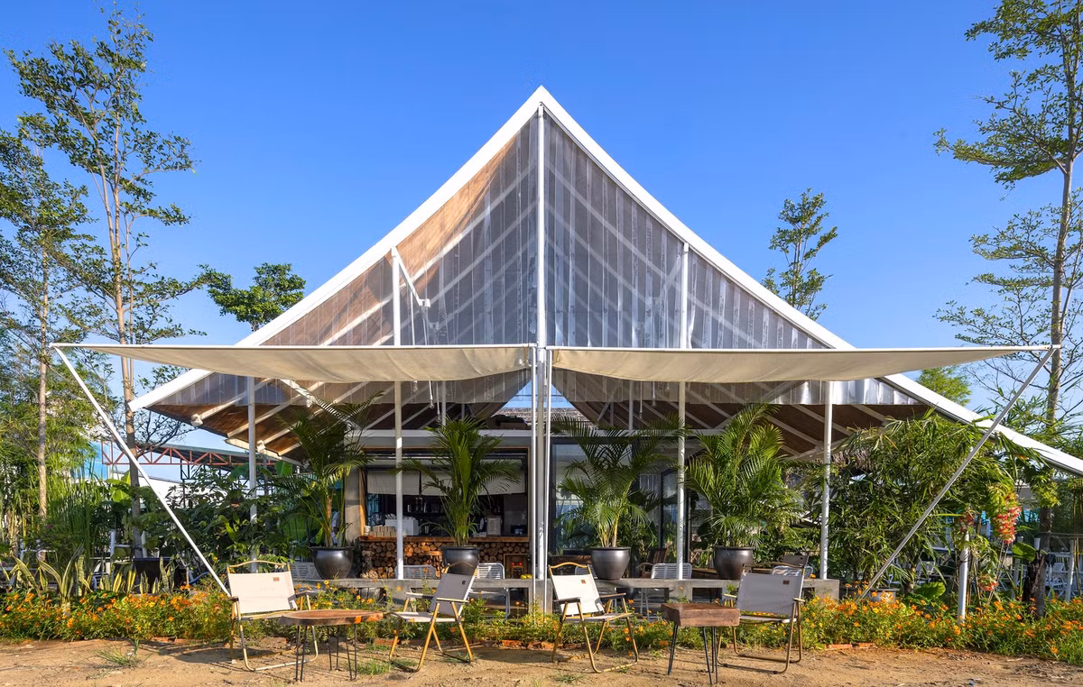 Những cột sắt tròn sơn trắng mảnh đỡ hệ thống mái, khiến nó trông như một lớp rèm tan trong không gian. Theo đó, khiến chất liệu sắt trở nên mềm mại.