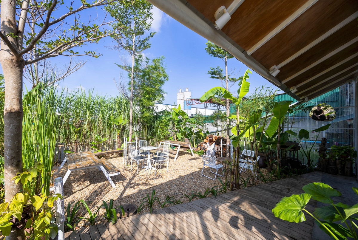 Ngoài kết cấu mái chính, không gian có thể được mở rộng bằng hệ thống mái bạt bổ sung để phục vụ nhu cầu sử dụng linh hoạt.