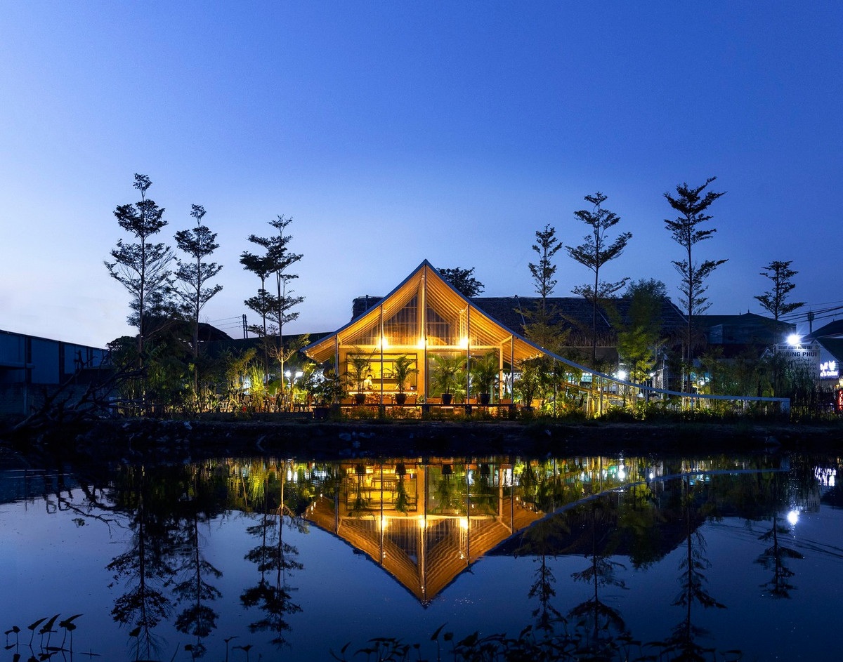 Mô phỏng theo hình dáng của chiếc lều 2 mái, các kiến trúc sư đã tạo ra một cấu trúc không gian độc đáo.