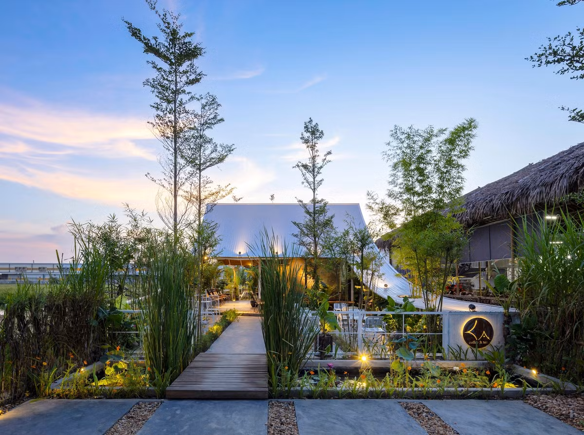 Không gian cà phê ngoài trời trải rộng thành 2 khu vực: sân trước và sân sau, mang không khí của một bữa tiệc cà phê dã ngoại giữa thiên nhiên.