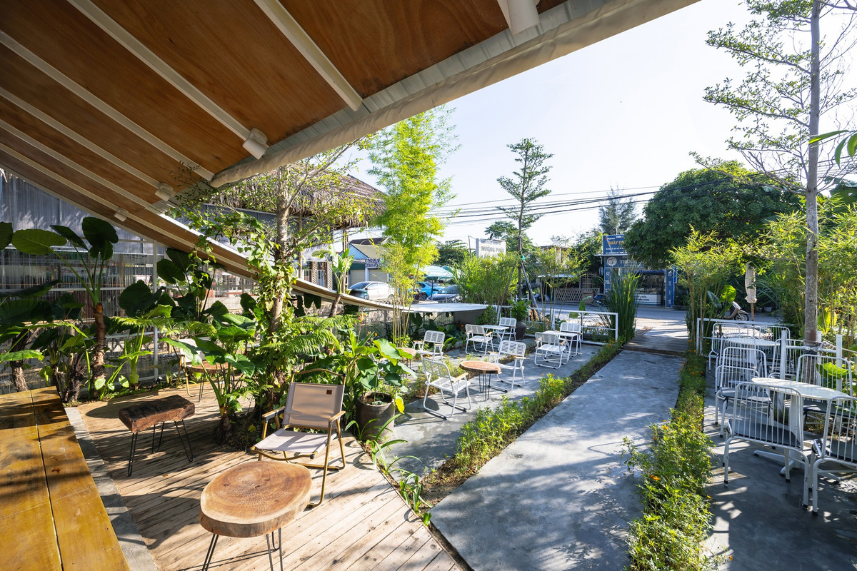 Sử dụng nhân công địa phương để xây dựng quán cũng là một lợi thế trong việc giảm chi phí xây dựng. Nguồn ảnh: Trieu Chien