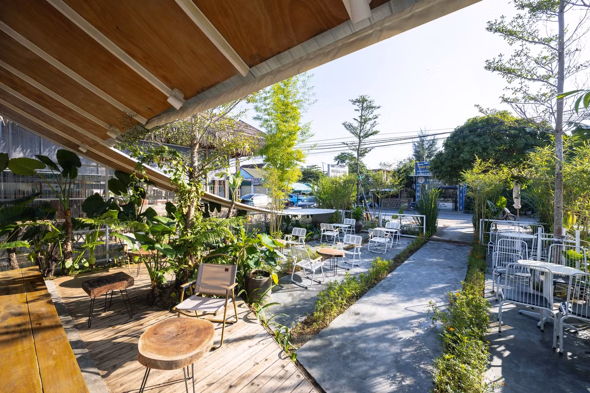 Sử dụng nhân công địa phương để xây dựng quán cũng là một lợi thế trong việc giảm chi phí xây dựng. Nguồn ảnh: Trieu Chien