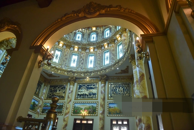 Theo chia sẻ của ông Sáu, gia đình tập trung xây dựng và hoàn thành trong khoảng hơn 2 năm. Lúc cao điểm có tới 70 thợ làm liền một lúc để đảm bảo tiến độ đặt ra. Ảnh: Dân trí