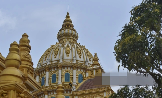 Lâu đài mang phong cách kiến trúc Châu Âu với mái vòm kiểu Romantic kết hợp màu sơn vàng trắng nổi bật. Ảnh: Dân Việt