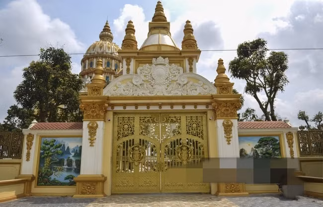 Cổng vào biệt thự được thiết kế với họa tiết, hoa văn cầu kỳ. Ảnh: Dân Việt