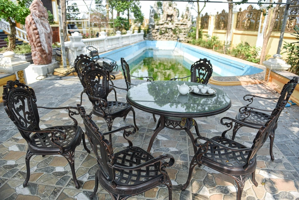 Trong sân là một bàn trà, bể cá và một khu vườn trồng cây ăn trái. Ảnh: Dân trí