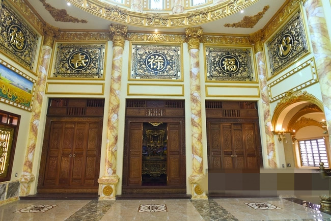 Toàn bộ tầng 3 được sử dụng là phòng thờ và khoảng trống cho sinh hoạt gia đình. Ảnh: Dân Việt