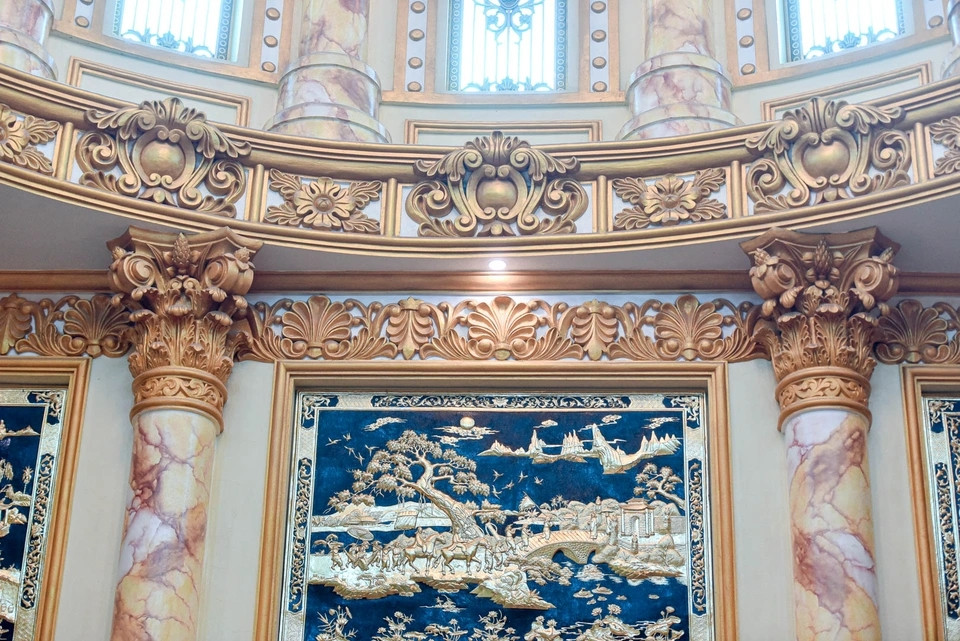 Các chi tiết trong nhà có gam mầu trắng và vàng. Trụ nhà được làm giả đá. Ảnh: Dân trí