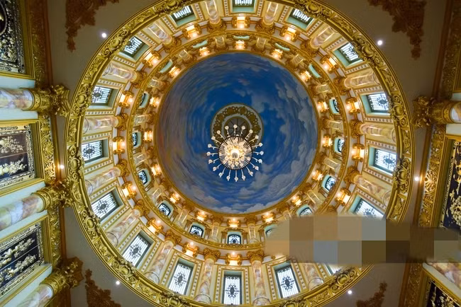 Mái vòm rộng với đường kính hơn 10m nằm giúp căn nhà thông thoáng hơn, hút gió, đồng thời tạo điểm nhấn cho tòa nhà. Ảnh: Dân Việt