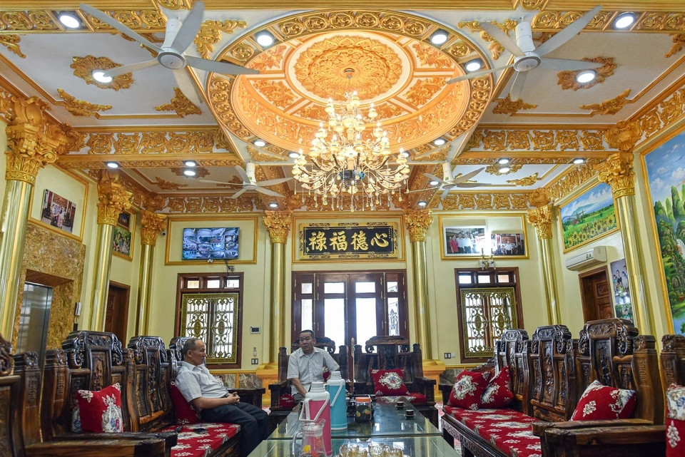 Tầng 1 là không gian phòng khách rộng rãi, có bộ bàn ghế lớn và một góc làm bếp và chỗ ăn uống của cả gia đình gần 10 người. Ảnh: Dân trí