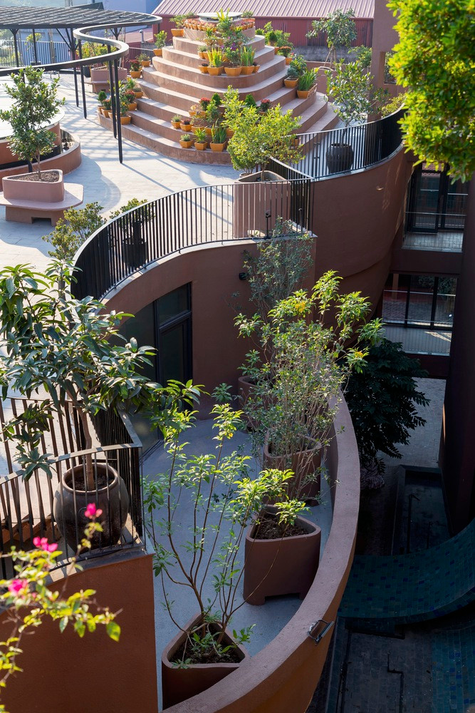 Các vật liệu ở địa phương như gạch nung và ngói Bát Tràng được sử dụng triệt để.