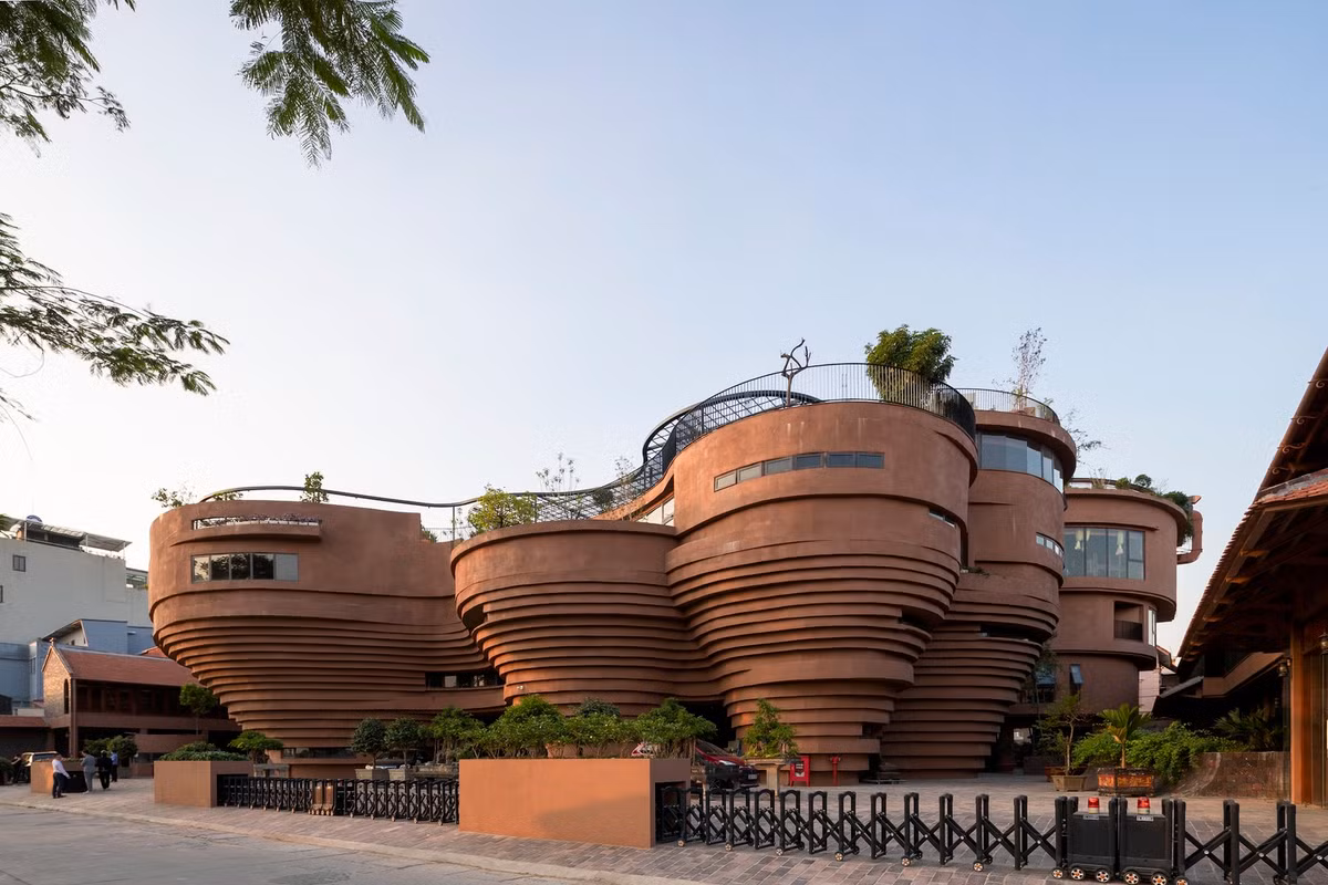 Ở một góc nhìn khác, công trình gợi nhớ đến hình ảnh Lò bầu cổ của người Bát Tràng xưa.